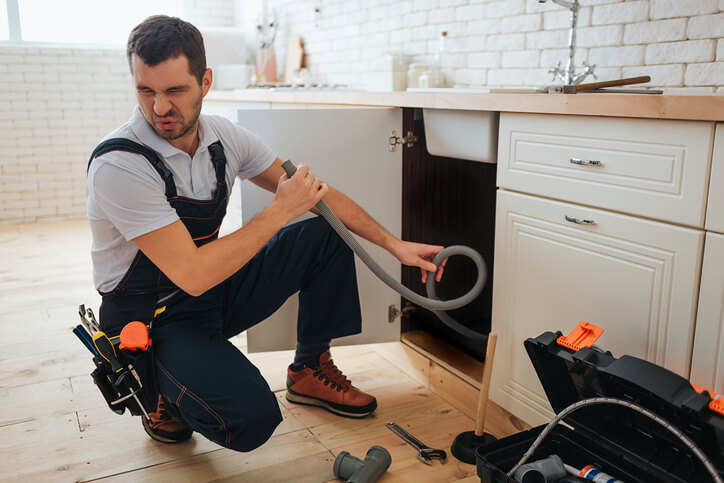 signs of a bad plumber